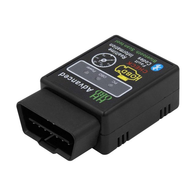 Čierny OBD2 adaptér ELM327 Bluetooth odfotený zošikma, v popredí s 16-pinovým konektorom